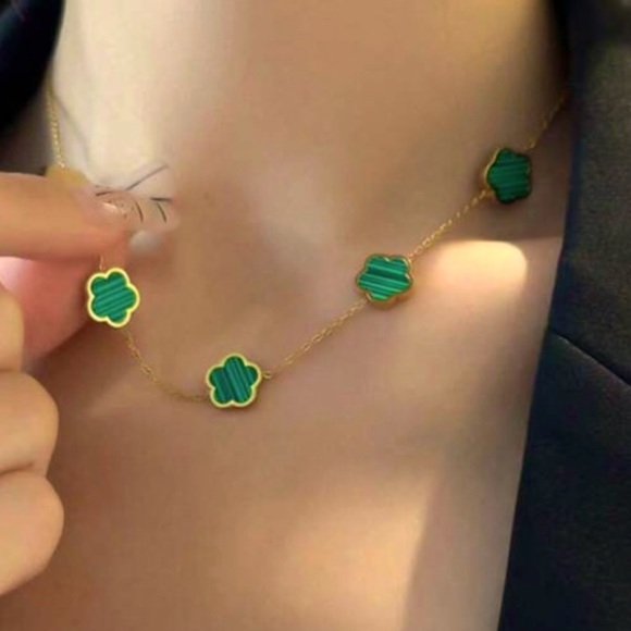 🍀 NEW Green Stripes Front & Gold Back Stainless Steel 5 Clover Flower Necklace - Picture 1 of 5